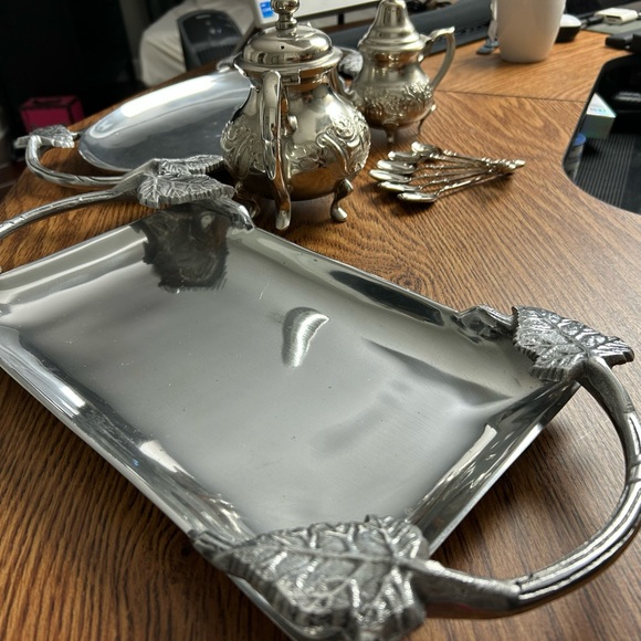 Elegant Vintage-Style Tea Set – 2 Teapots, 2 Trays & 6 Spoons - Picture 6 of 12